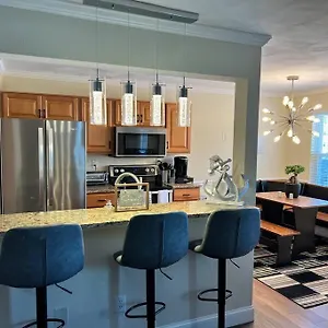 2 Brand New King Size Beds 2 Full Baths Condo! Apartment